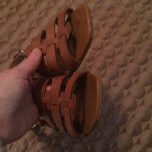 Etienne Agner tan sandals low to mid heels 8.5 - Picture 3 of 5